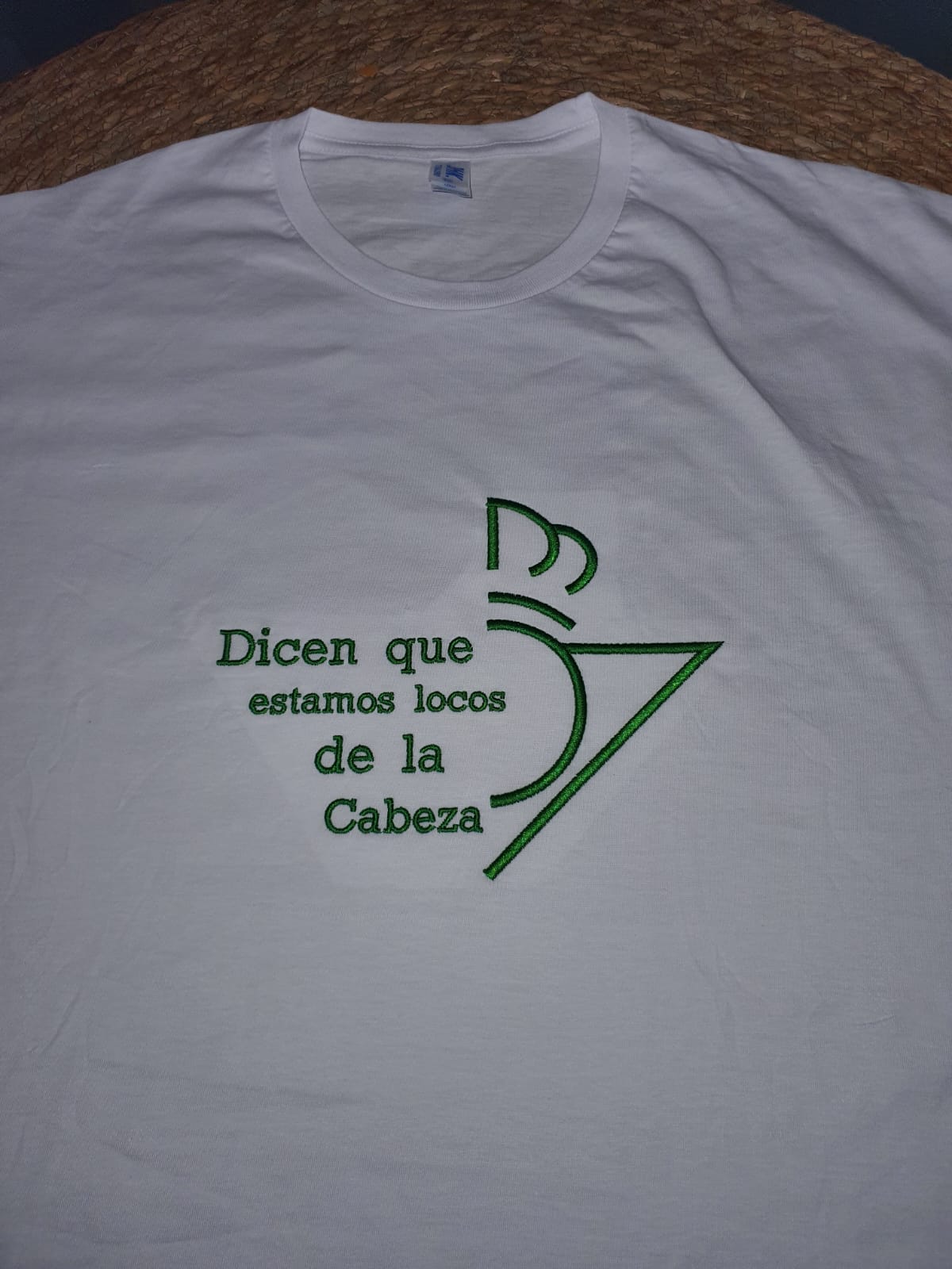 Camiseta Betis bordada "Dicen que estamos locos de la cabeza"