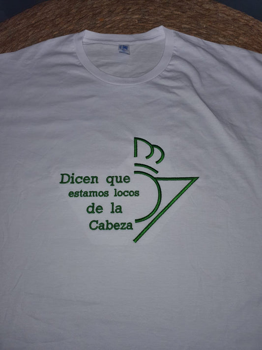 Camiseta Betis bordada "Dicen que estamos locos de la cabeza"